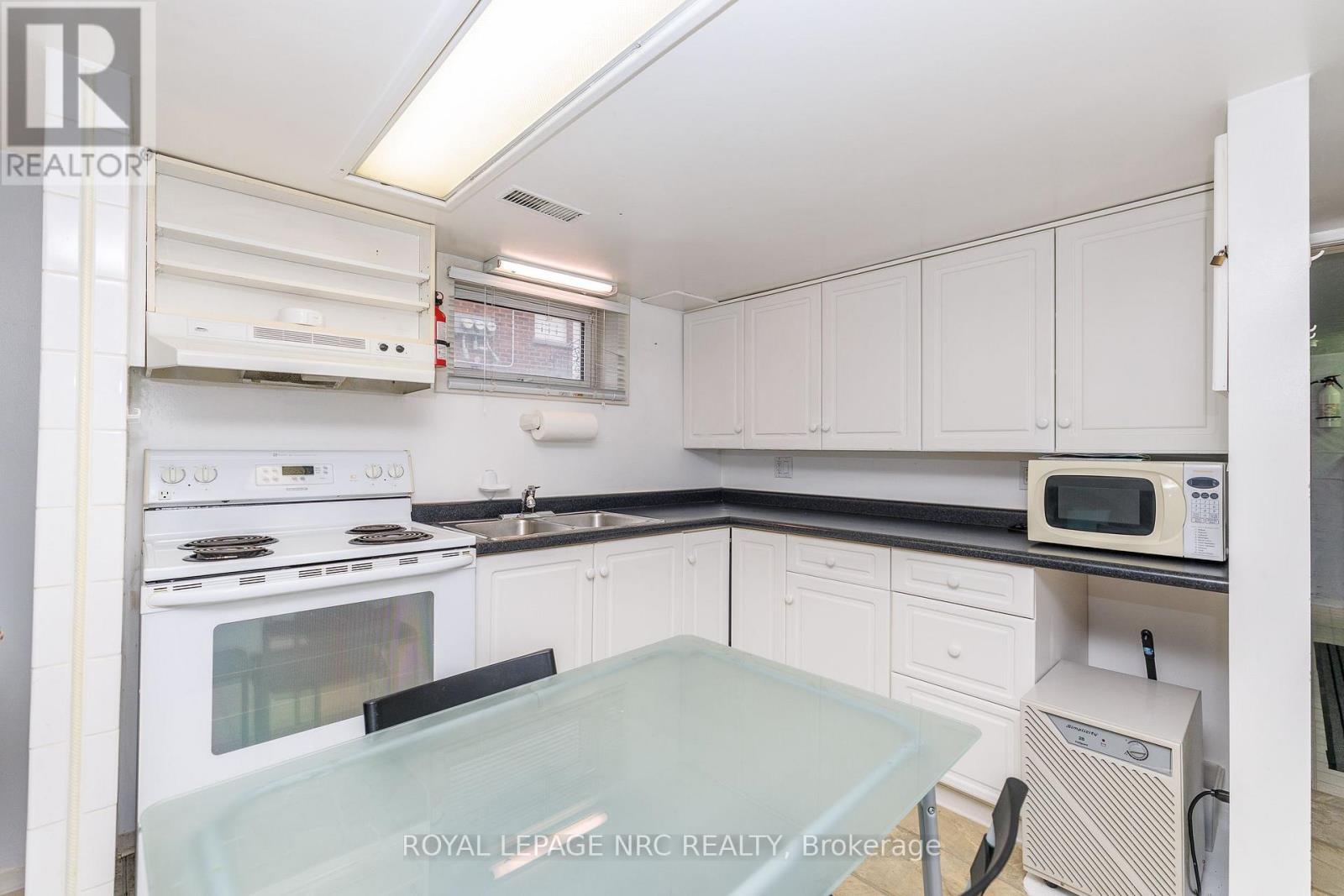 












102 TOWNLINE RD. WEST ROAD

,
St. Catharines (Burleigh Hill),




Ontario
L2T1P7

