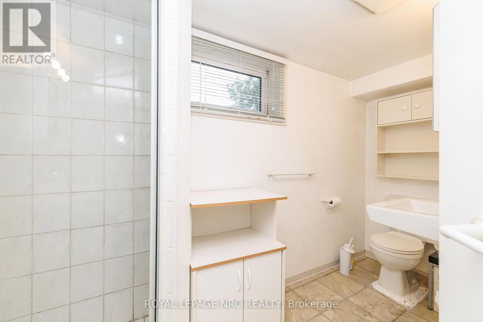 












102 TOWNLINE RD. WEST ROAD

,
St. Catharines (Burleigh Hill),




Ontario
L2T1P7

