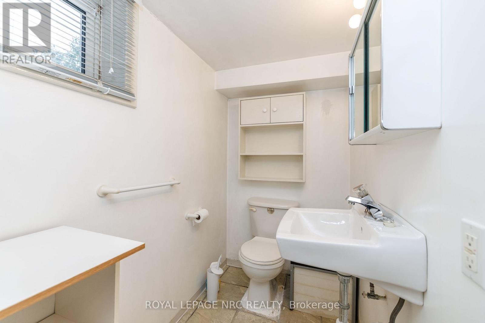 












102 TOWNLINE RD. WEST ROAD

,
St. Catharines (Burleigh Hill),




Ontario
L2T1P7

