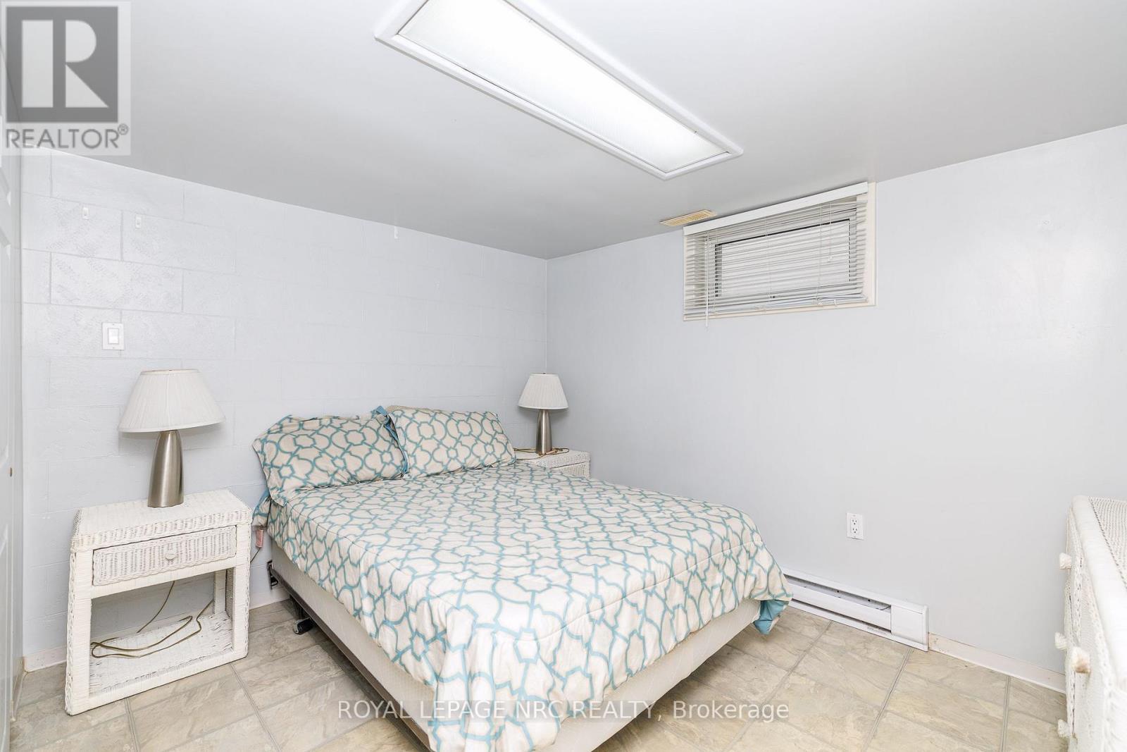 












102 TOWNLINE RD. WEST ROAD

,
St. Catharines (Burleigh Hill),




Ontario
L2T1P7

