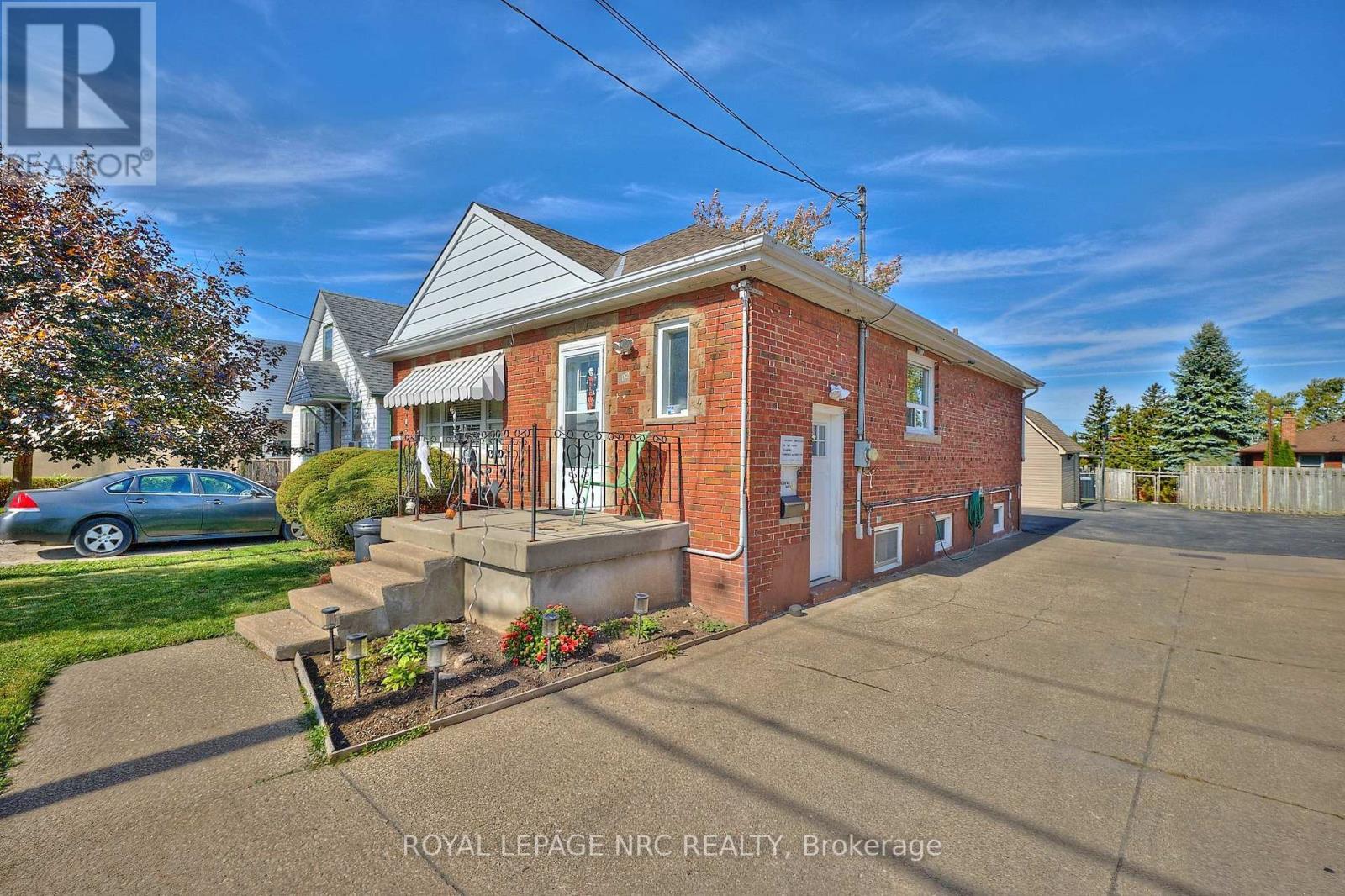 












102 TOWNLINE RD. WEST ROAD

,
St. Catharines (Burleigh Hill),




Ontario
L2T1P7

