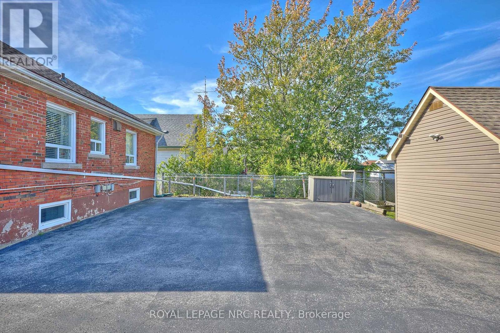 












102 TOWNLINE RD. WEST ROAD

,
St. Catharines (Burleigh Hill),




Ontario
L2T1P7

