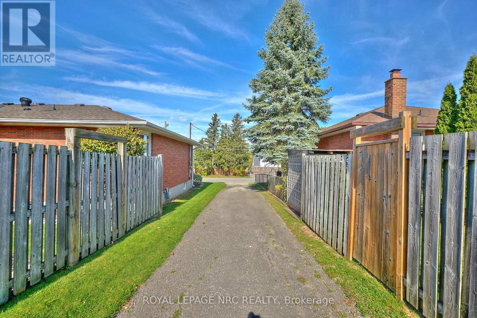 












102 TOWNLINE RD. WEST ROAD

,
St. Catharines (Burleigh Hill),




Ontario
L2T1P7

