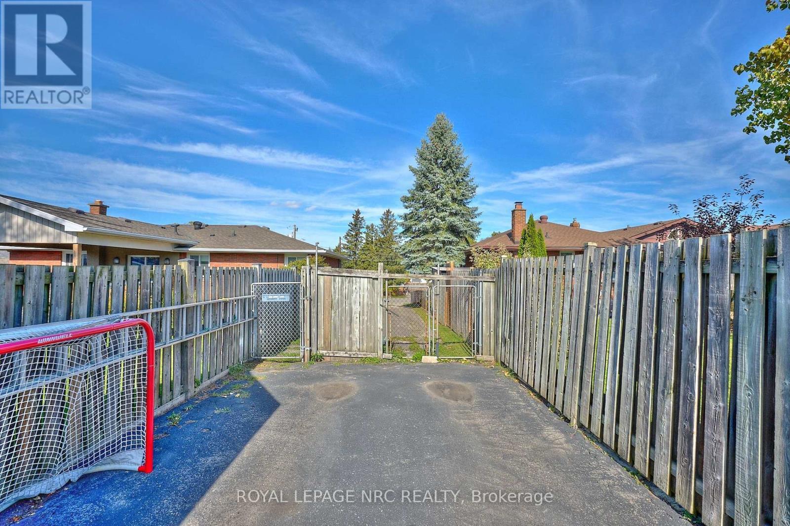 












102 TOWNLINE RD. WEST ROAD

,
St. Catharines (Burleigh Hill),




Ontario
L2T1P7


