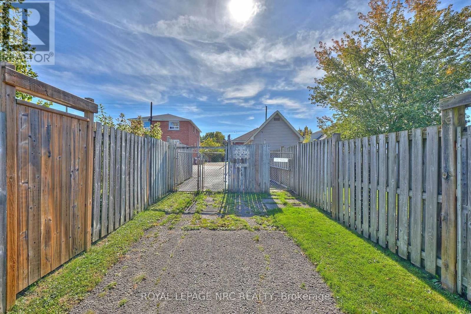 












102 TOWNLINE RD. WEST ROAD

,
St. Catharines (Burleigh Hill),




Ontario
L2T1P7

