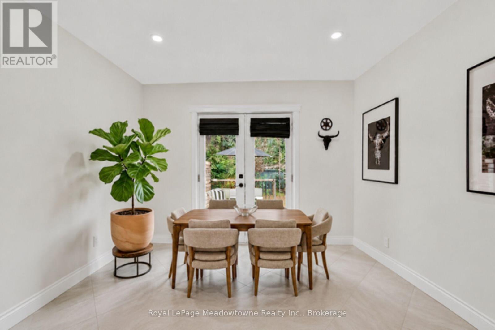 












216 MAPLEWOOD AVENUE

,
Hamilton (Blakeley),




Ontario
L8M1X8

