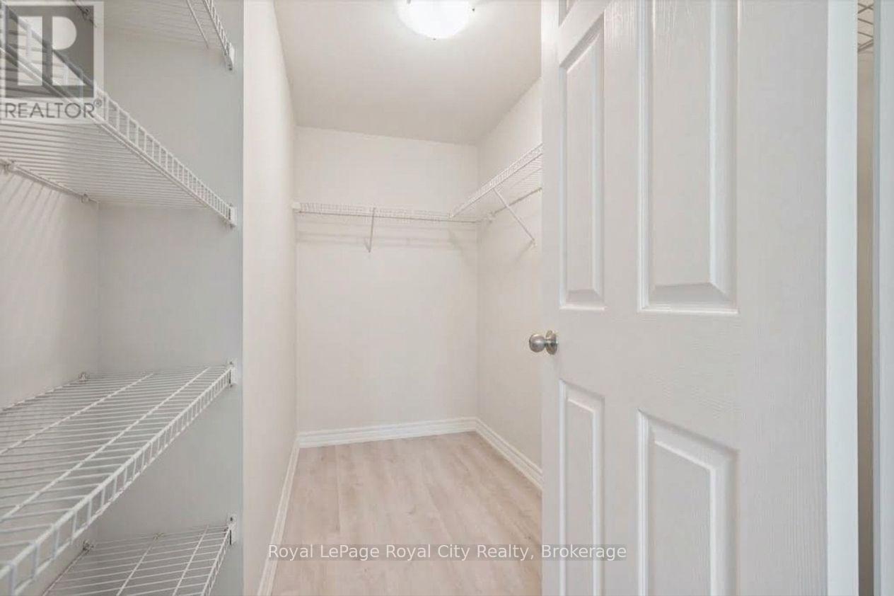 












101 - 901 PAISLEY DRIVE

,
Guelph (Willow West/Sugarbush/West Acres),




Ontario
N1K0A7

