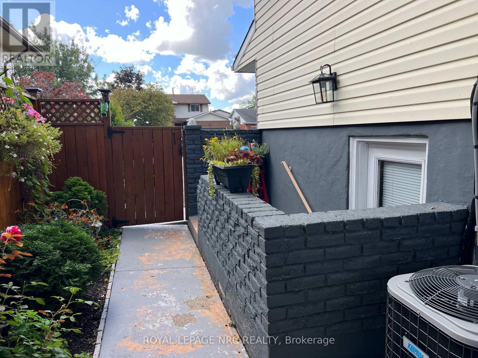 












127 KEEFER ROAD

,
Thorold (Confederation Heights),




Ontario
L2V4N1

