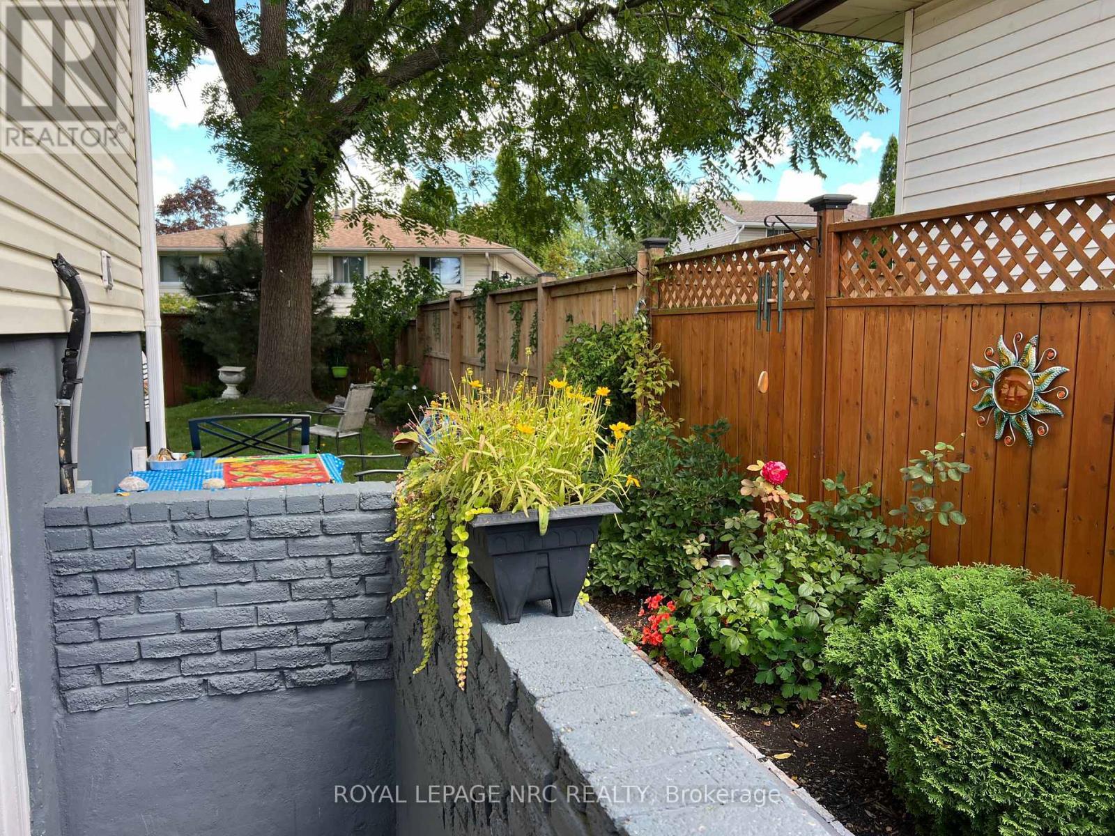 












127 KEEFER ROAD

,
Thorold (Confederation Heights),




Ontario
L2V4N1

