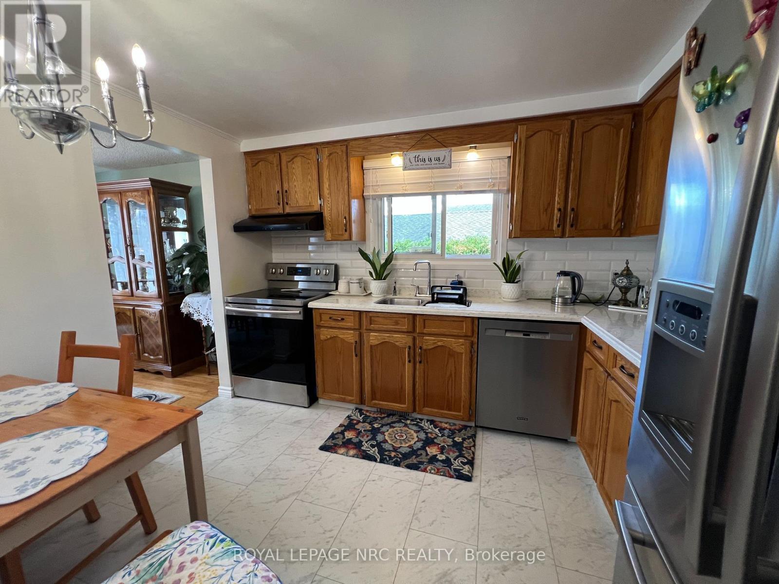 












127 KEEFER ROAD

,
Thorold (Confederation Heights),




Ontario
L2V4N1

