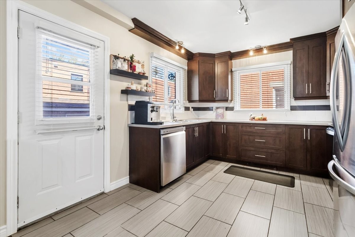 









661

 - 663


Av. Alepin

,
Montréal (LaSalle),




QC
H8P2E3

