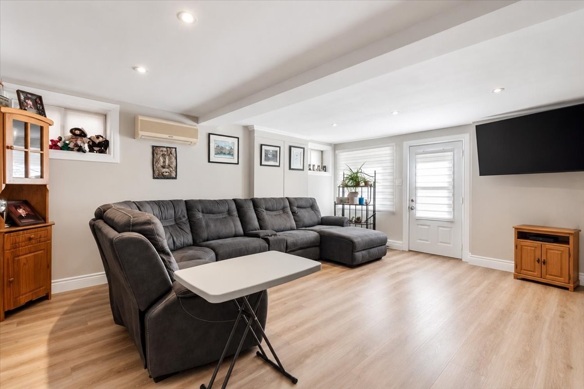 









661

 - 663


Av. Alepin

,
Montréal (LaSalle),




QC
H8P2E3

