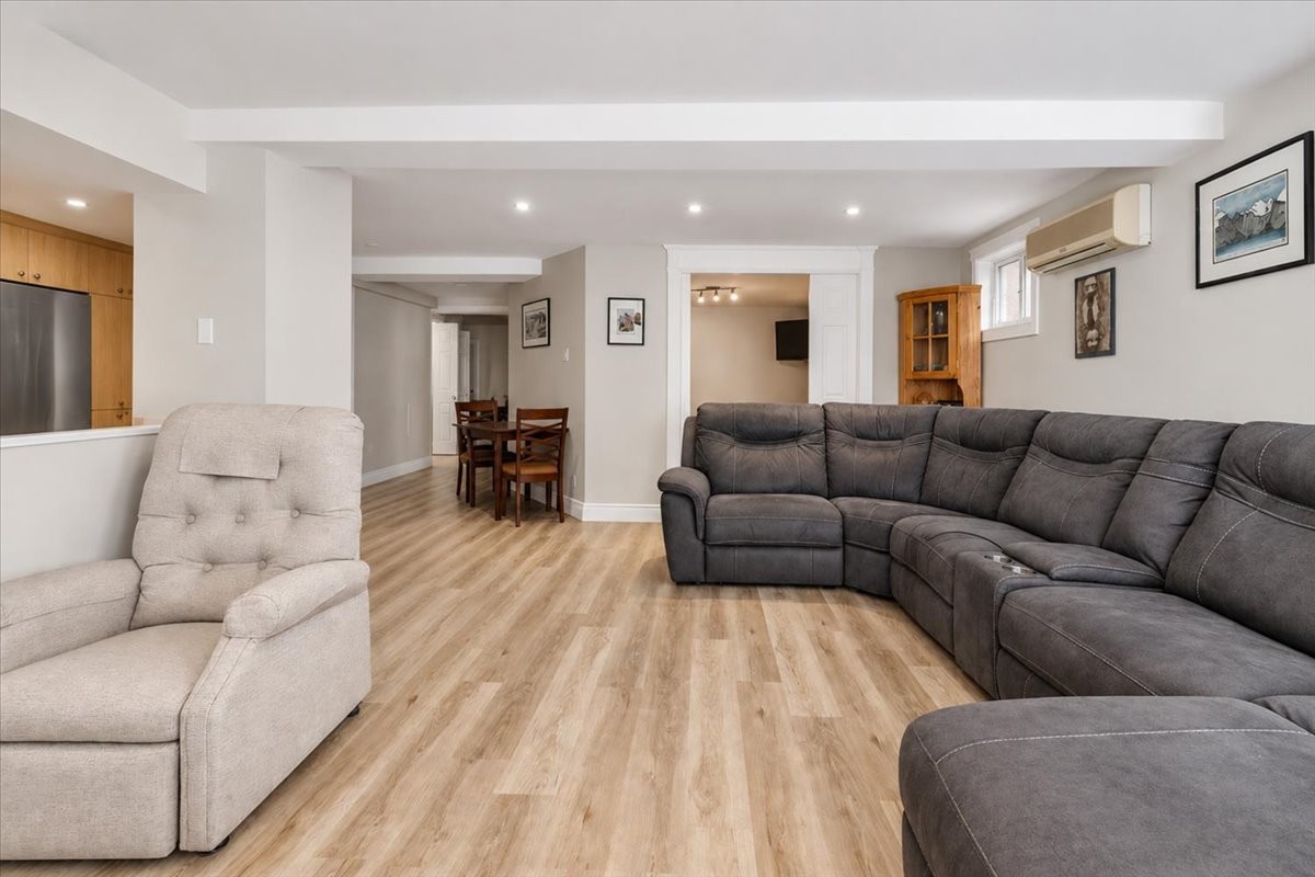 









661

 - 663


Av. Alepin

,
Montréal (LaSalle),




QC
H8P2E3

