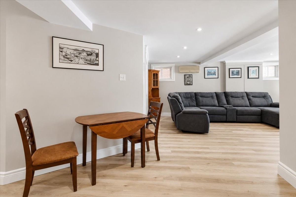 









661

 - 663


Av. Alepin

,
Montréal (LaSalle),




QC
H8P2E3

