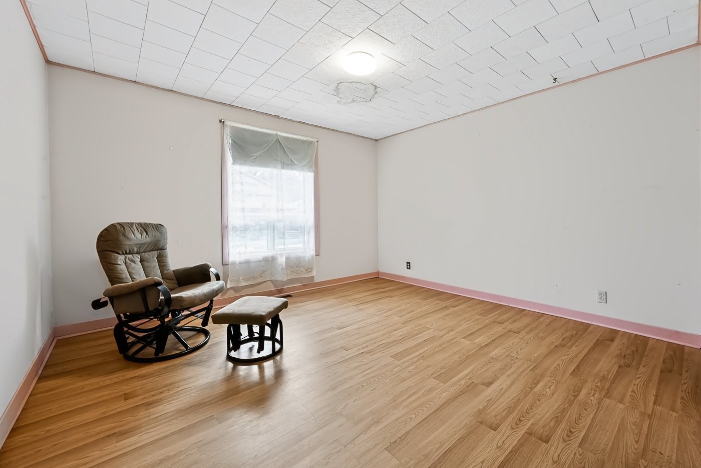 









196


Rue Greenfield

,
Longueuil (Greenfield Park),




QC
J4V2J5

