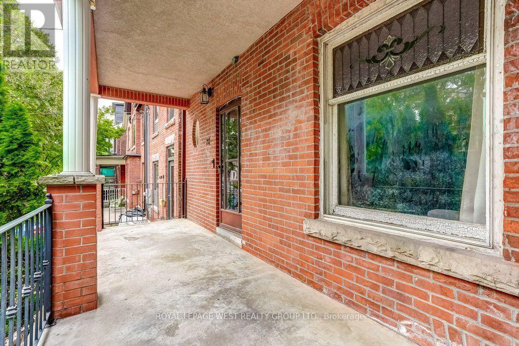 












28 CONCORD AVENUE

,
Toronto,




Ontario
M6H2P1

