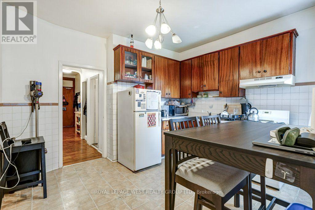












28 CONCORD AVENUE

,
Toronto,




Ontario
M6H2P1

