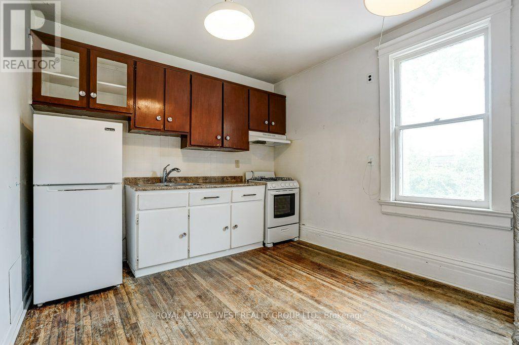 












28 CONCORD AVENUE

,
Toronto,




Ontario
M6H2P1

