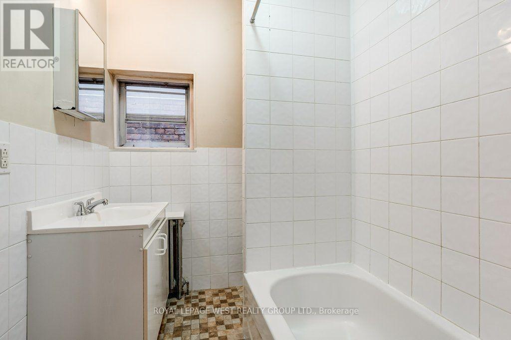 












28 CONCORD AVENUE

,
Toronto,




Ontario
M6H2P1

