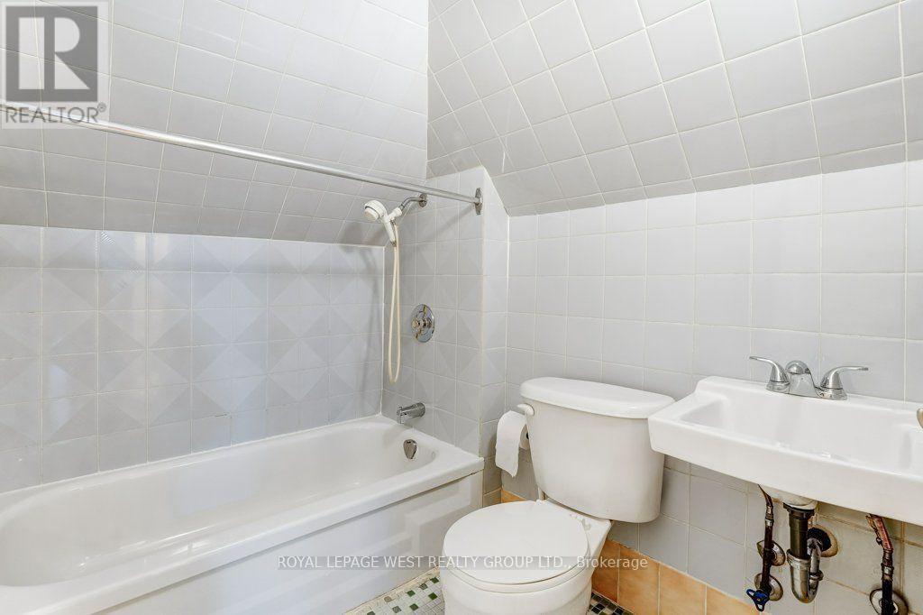 












28 CONCORD AVENUE

,
Toronto,




Ontario
M6H2P1

