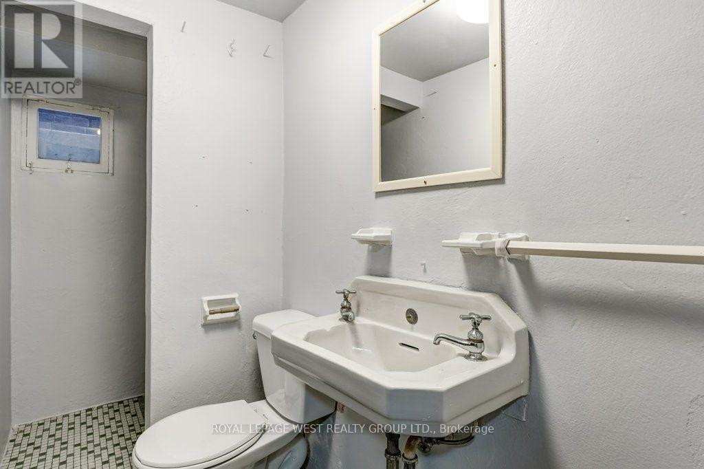 












28 CONCORD AVENUE

,
Toronto,




Ontario
M6H2P1

