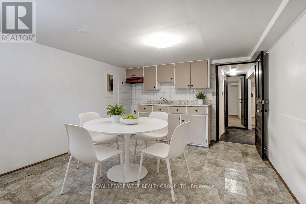 












28 CONCORD AVENUE

,
Toronto,




Ontario
M6H2P1

