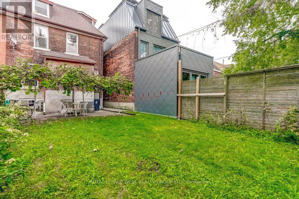 












28 CONCORD AVENUE

,
Toronto,




Ontario
M6H2P1

