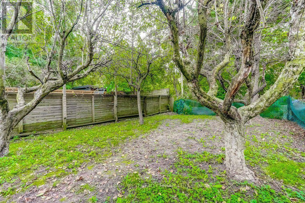 












28 CONCORD AVENUE

,
Toronto,




Ontario
M6H2P1

