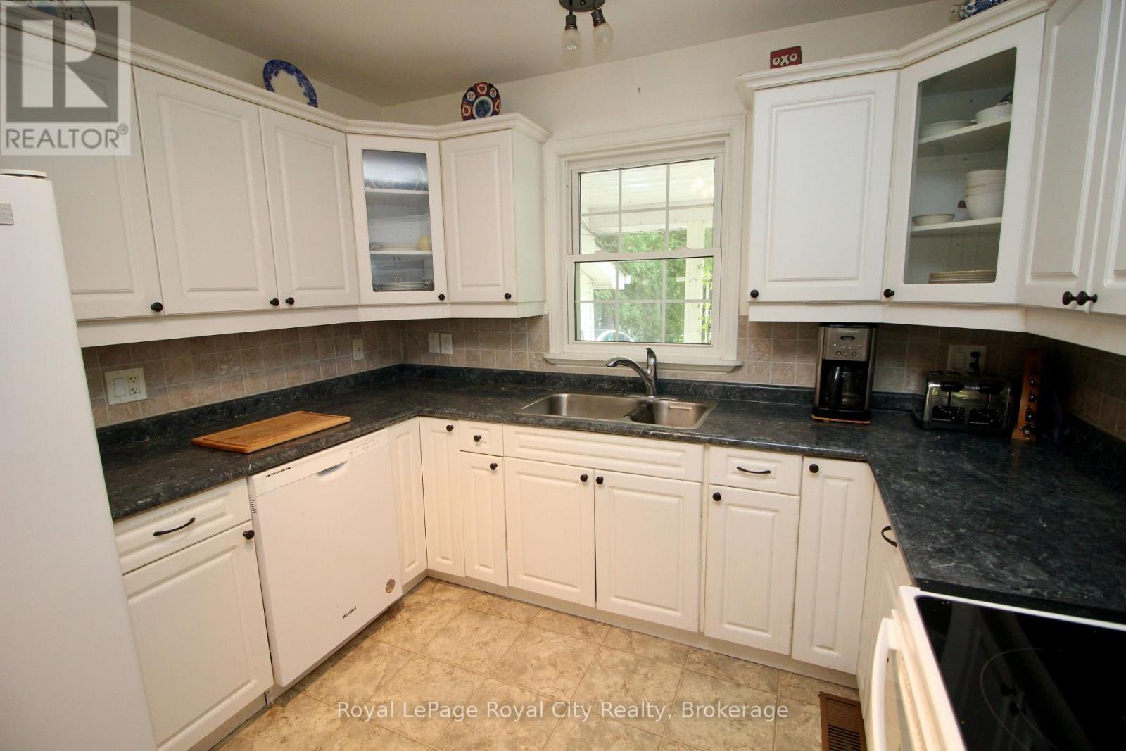 












8 BROCK STREET

,
Northern Bruce Peninsula,




Ontario
N0H2R0

