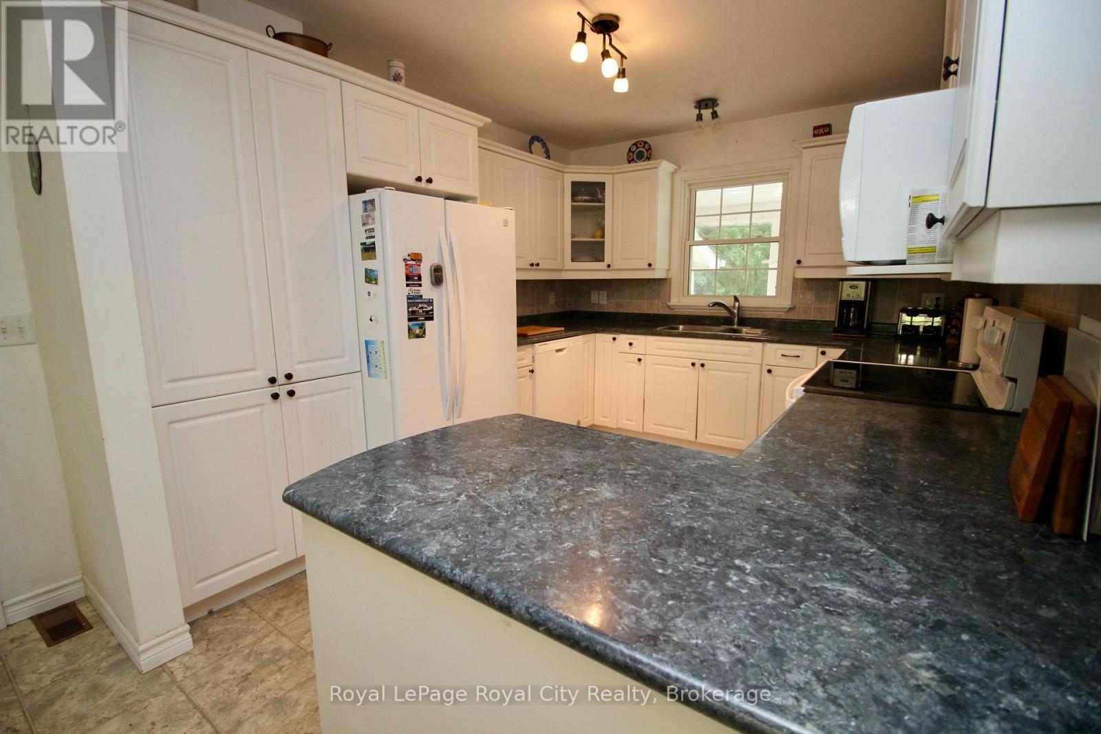 












8 BROCK STREET

,
Northern Bruce Peninsula,




Ontario
N0H2R0

