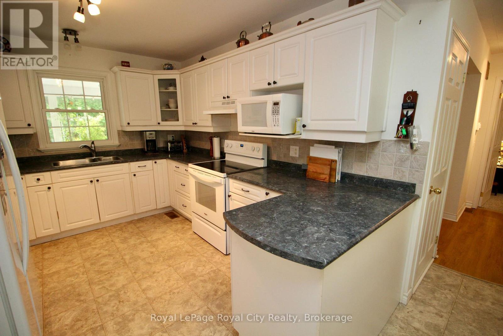 












8 BROCK STREET

,
Northern Bruce Peninsula,




Ontario
N0H2R0

