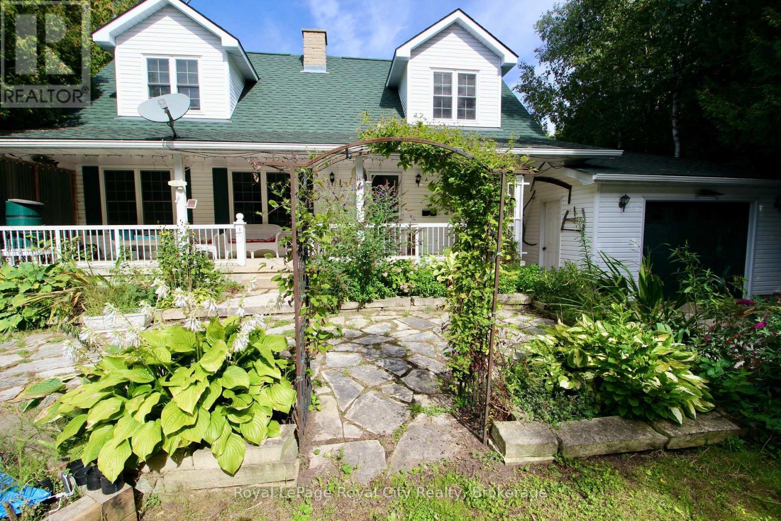 












8 BROCK STREET

,
Northern Bruce Peninsula,




Ontario
N0H2R0

