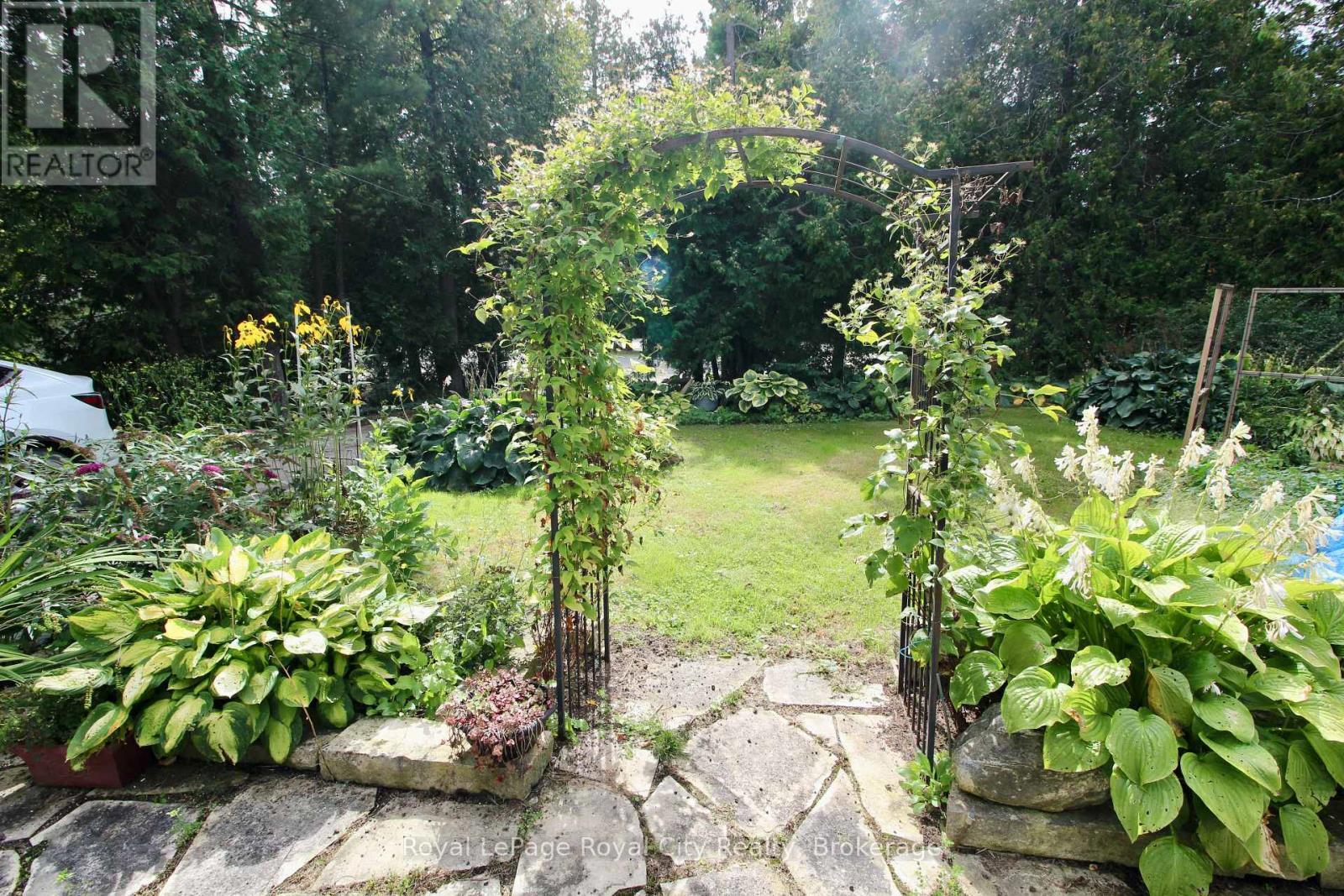 












8 BROCK STREET

,
Northern Bruce Peninsula,




Ontario
N0H2R0

