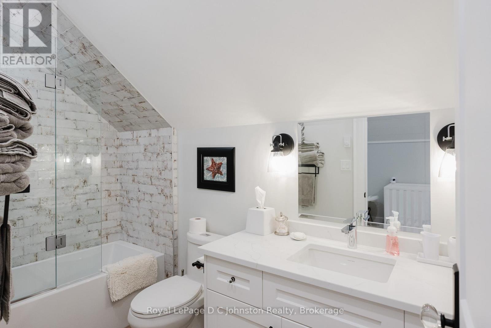












28 LAKESIDE WOODS CRESCENT

,
Saugeen Shores,




Ontario
N0H2C6

