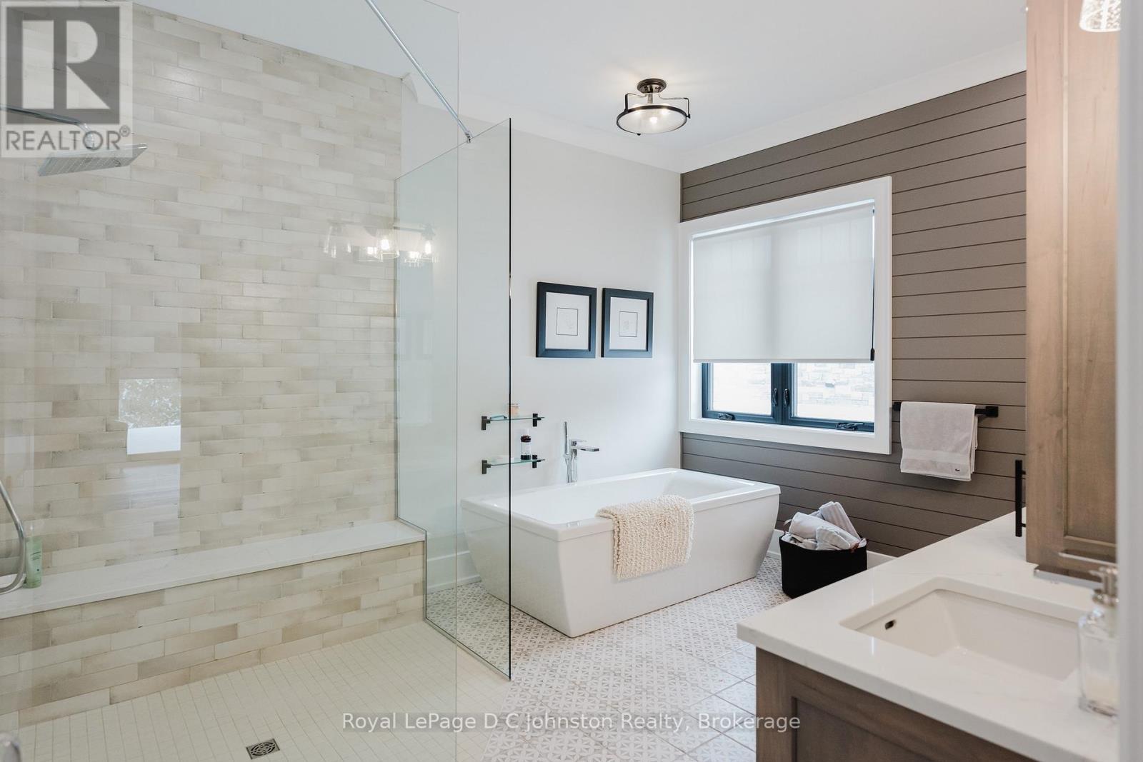












28 LAKESIDE WOODS CRESCENT

,
Saugeen Shores,




Ontario
N0H2C6

