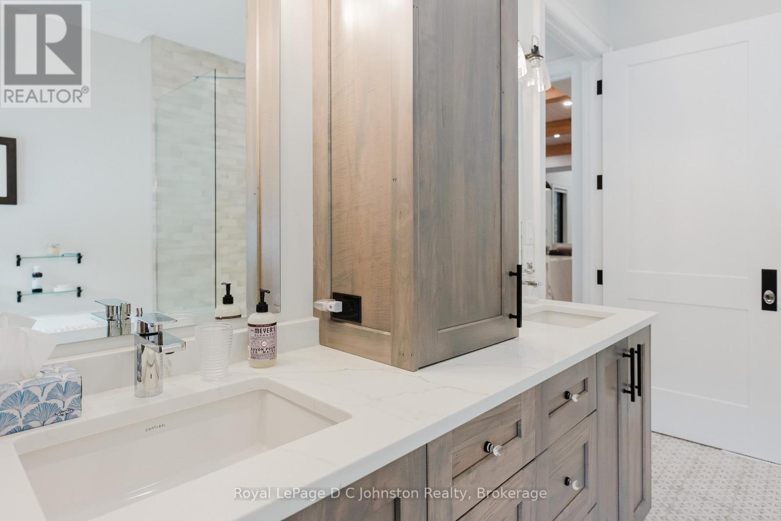 












28 LAKESIDE WOODS CRESCENT

,
Saugeen Shores,




Ontario
N0H2C6

