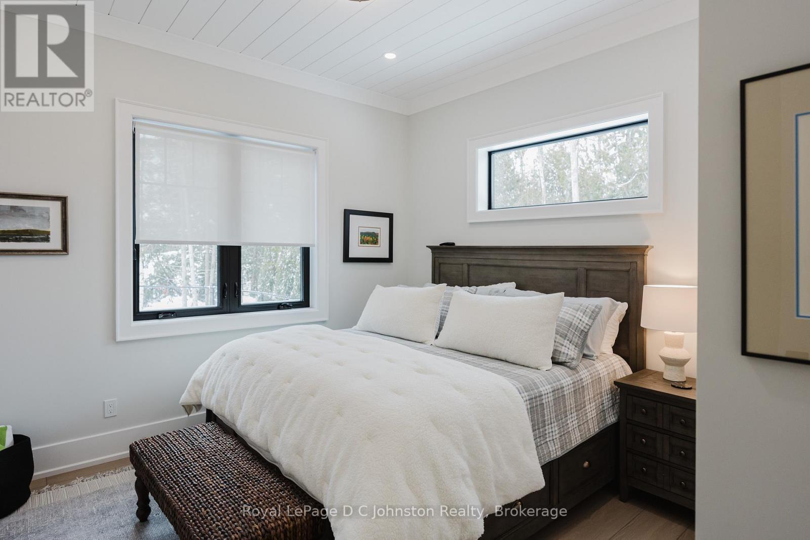 












28 LAKESIDE WOODS CRESCENT

,
Saugeen Shores,




Ontario
N0H2C6

