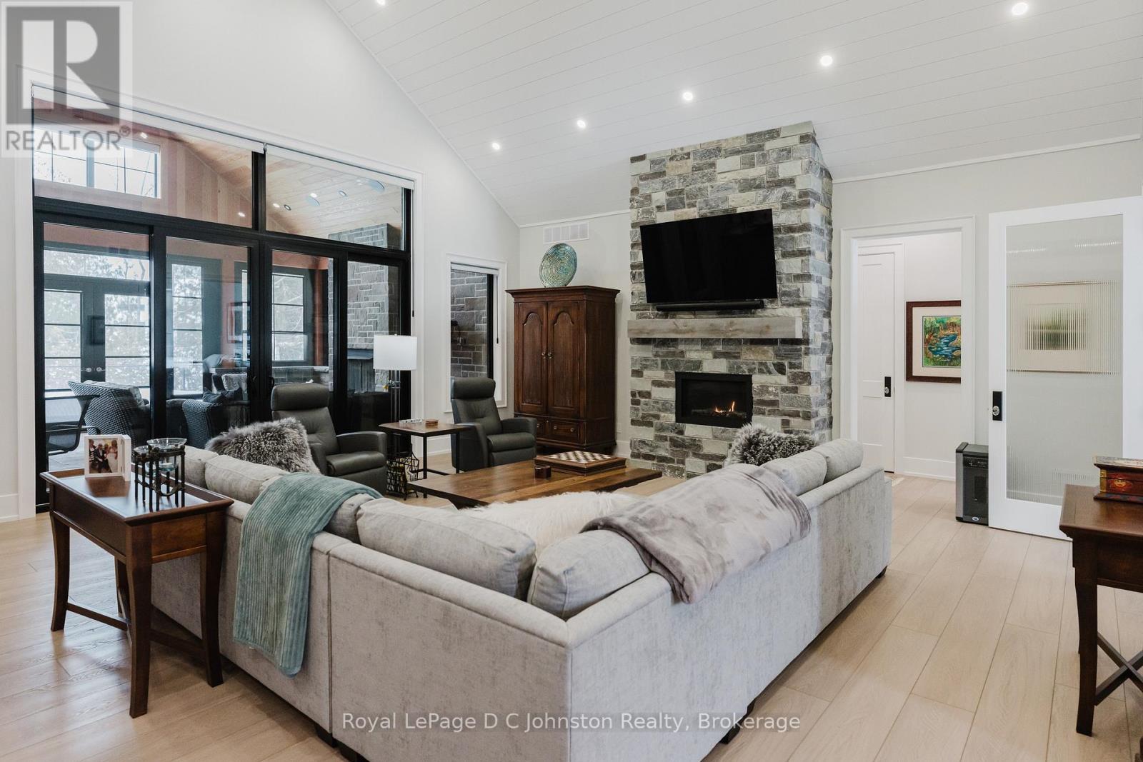 












28 LAKESIDE WOODS CRESCENT

,
Saugeen Shores,




Ontario
N0H2C6

