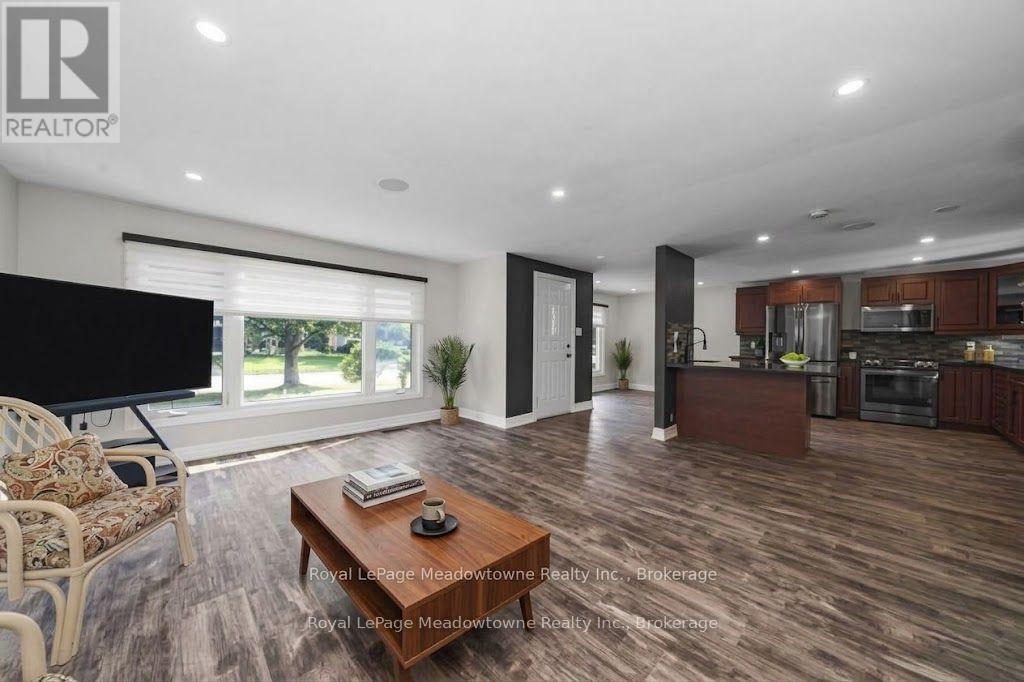 












96 MACDONALD CRESCENT

,
Milton (DP Dorset Park),




Ontario
L9T2Y8

