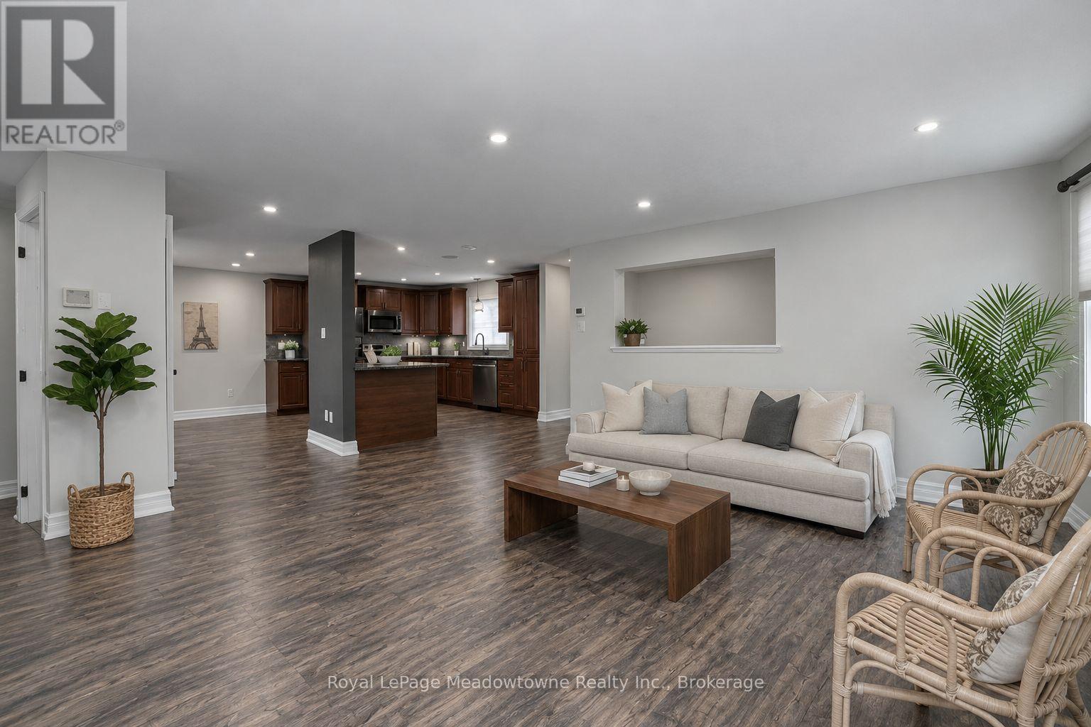 












96 MACDONALD CRESCENT

,
Milton (DP Dorset Park),




Ontario
L9T2Y8

