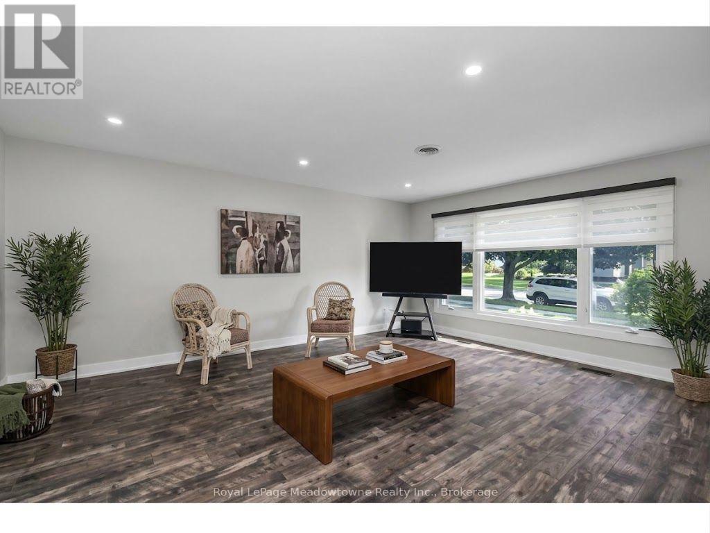 












96 MACDONALD CRESCENT

,
Milton (DP Dorset Park),




Ontario
L9T2Y8


