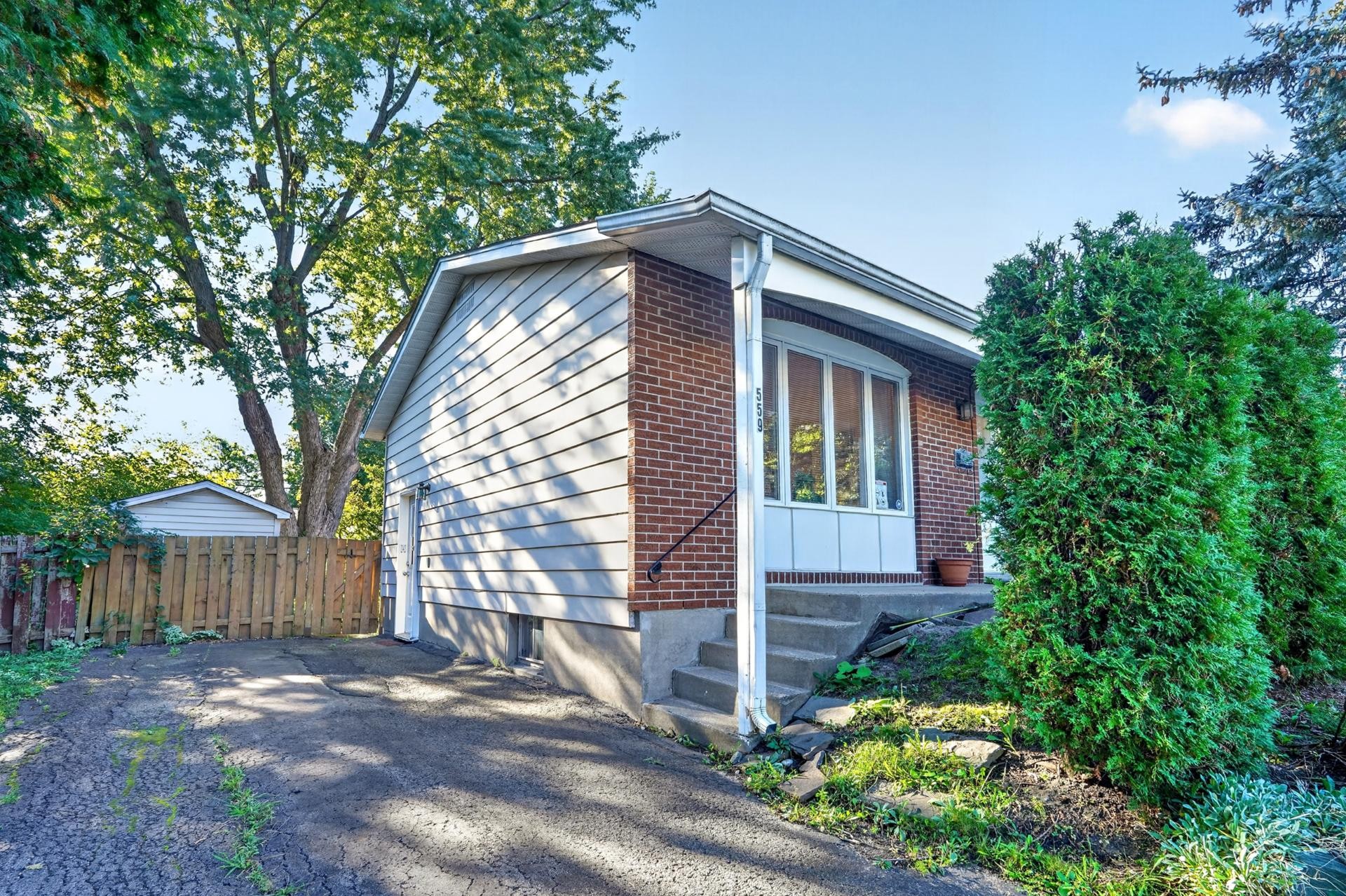 









559


Rue Gaspé

,
Longueuil (Greenfield Park),




QC
J4V1H6

