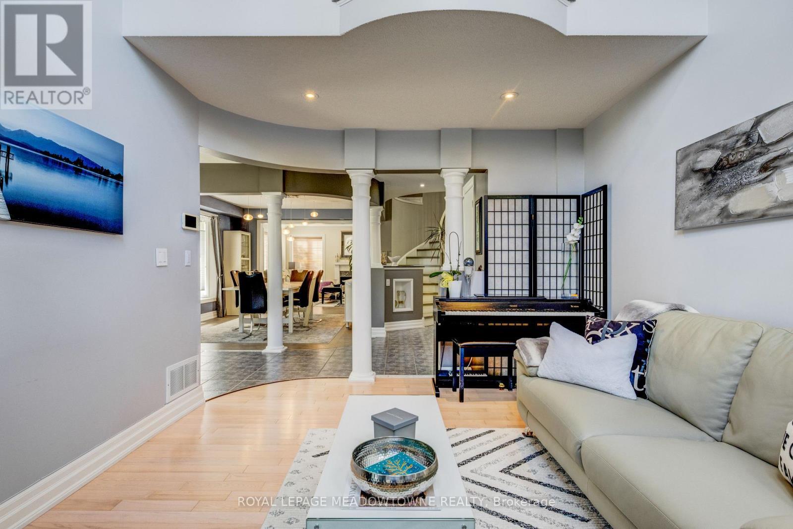 












116 DIXON DRIVE

,
Milton,




Ontario
L9T5P7

