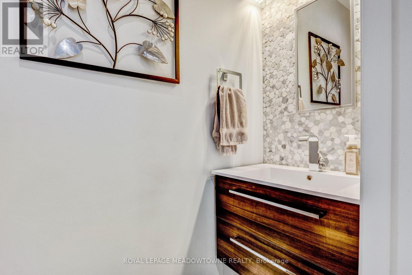 












116 DIXON DRIVE

,
Milton,




Ontario
L9T5P7

