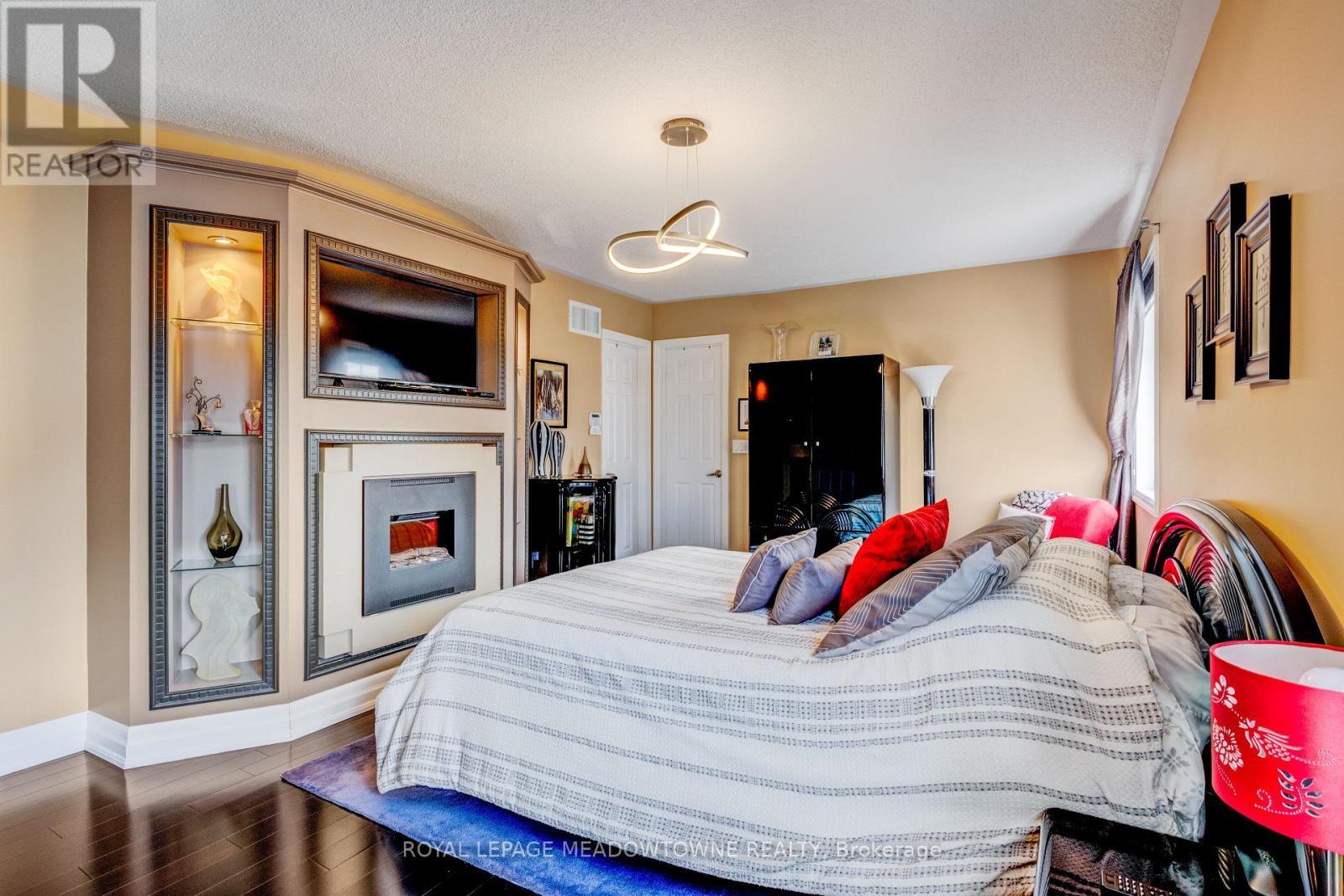 












116 DIXON DRIVE

,
Milton,




Ontario
L9T5P7

