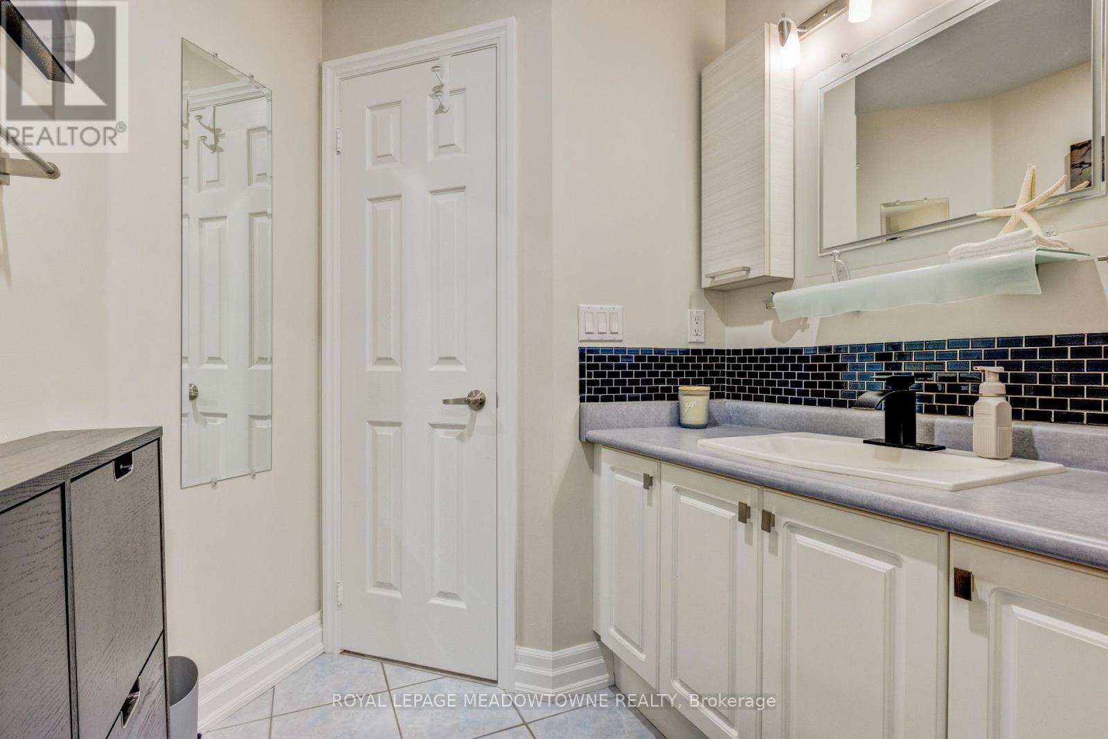 












116 DIXON DRIVE

,
Milton,




Ontario
L9T5P7

