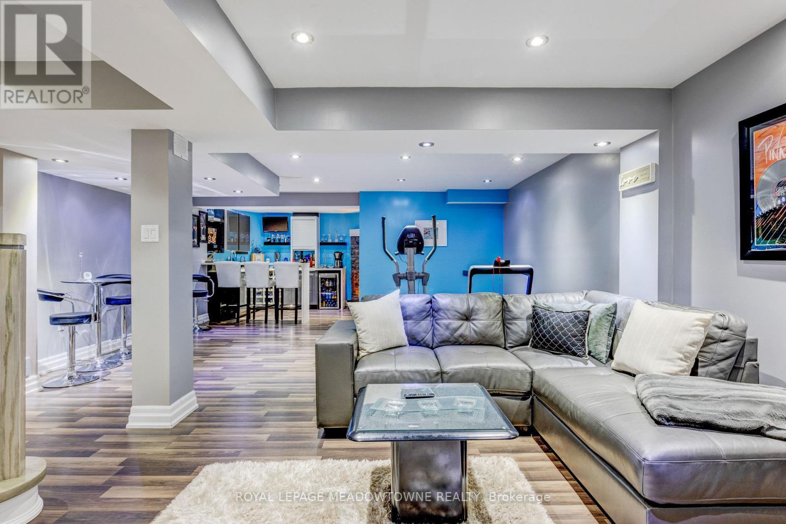 












116 DIXON DRIVE

,
Milton,




Ontario
L9T5P7

