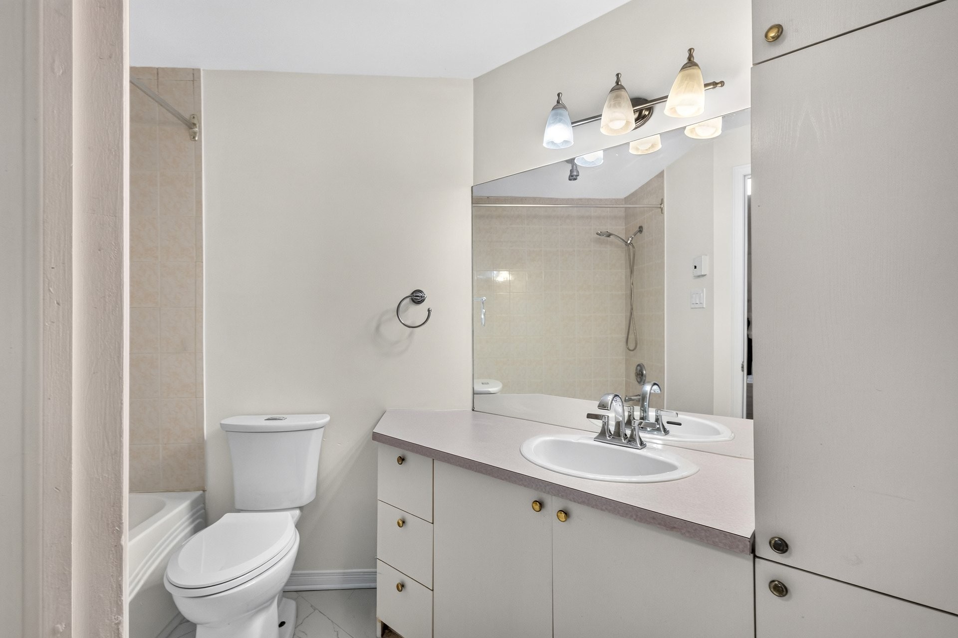 









5959


Av. Auteuil

,
Brossard,




QC
J4Z1N1

