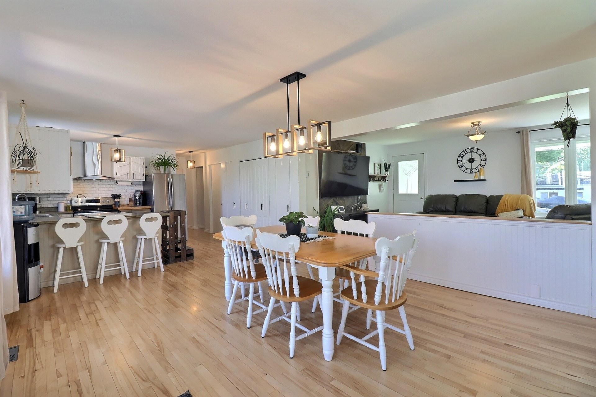 









5651


Av. des Franciscaines

,
Alma,




QC
G8E1C6

