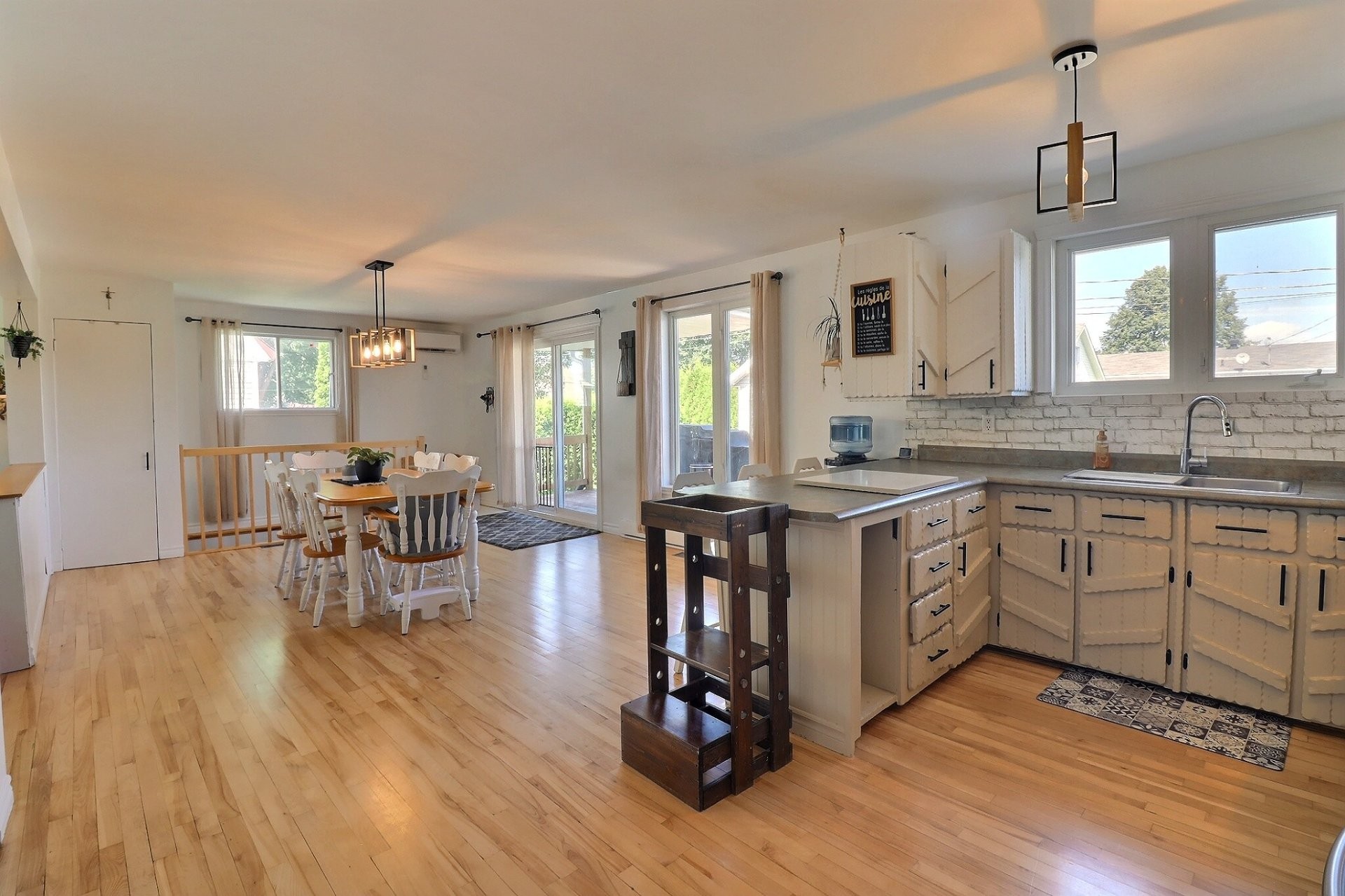 









5651


Av. des Franciscaines

,
Alma,




QC
G8E1C6

